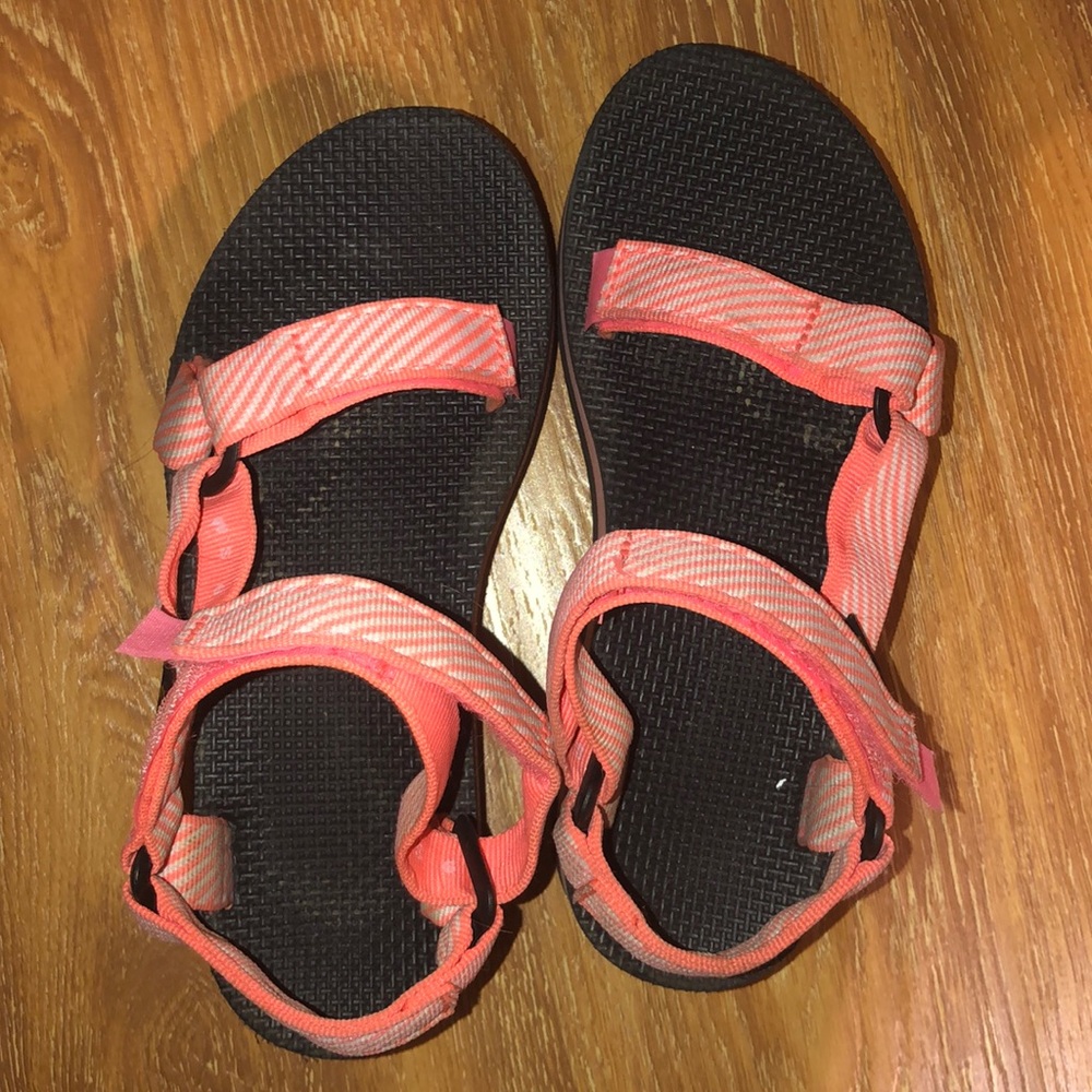 Flat form Tevas